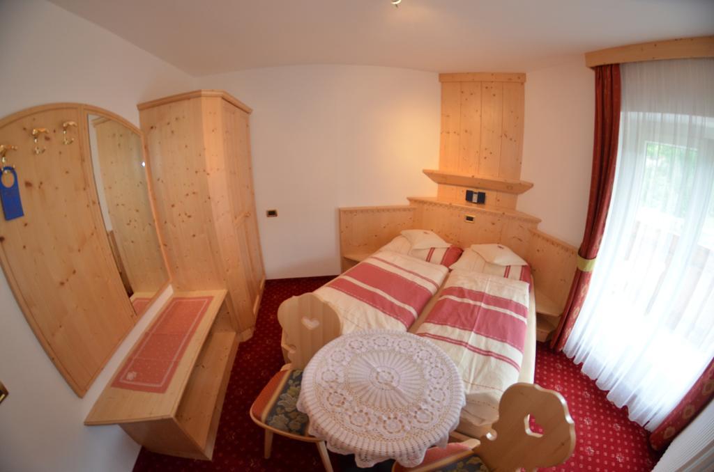 Bed and Breakfast Garni Ossi Santa Cristina Val Gardena Zimmer foto